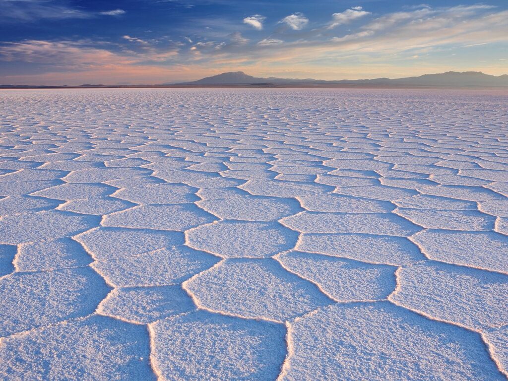 Badwater Basin tại Death Valley với các mảng muối trắng hình lục giác – điểm thấp nhất Bắc Mỹ