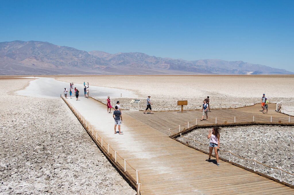 Khung cảnh tại Death Valley với cồn cát và núi đá – điểm du lịch nổi bật ở Mỹ