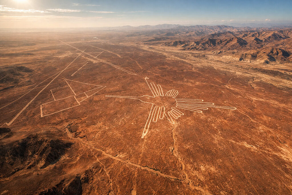 Ảnh chụp Nazca Lines từ trên cao sa mạc Nazca với hình chim ruồi khổng lồ và các đường vẽ trắng nổi bật trên nền đất đỏ