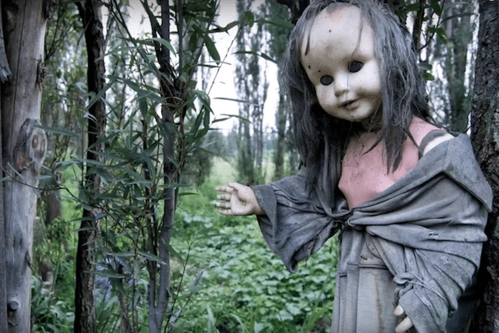 Đảo Búp Bê Mexico với hàng trăm con búp bê cũ treo trên cây tạo khung cảnh rùng rợn