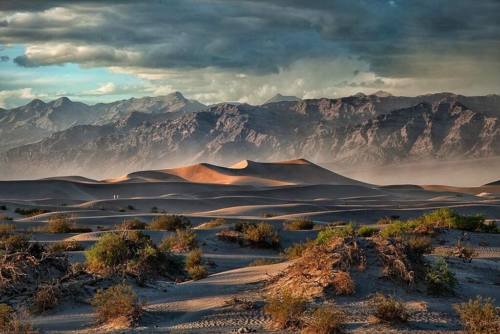 Toàn cảnh Thung lũng Chết (Death Valley) với sa mạc rộng lớn và ánh nắng gay gắt ở California, Mỹ