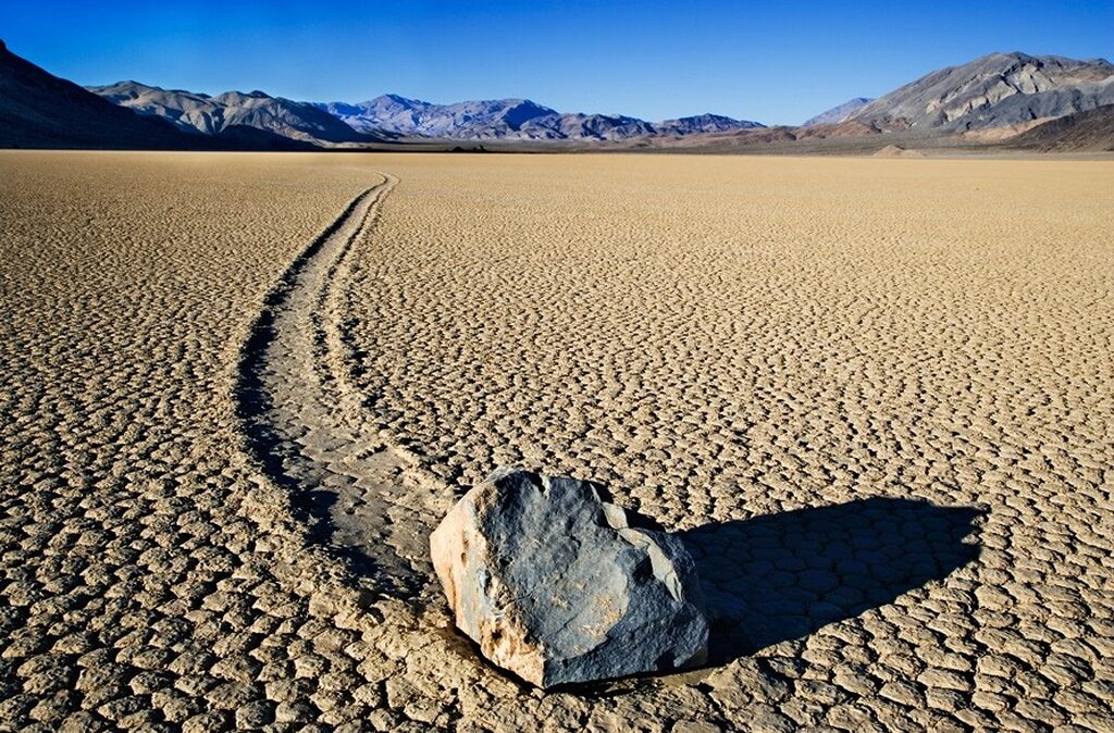 Những hòn đá tự di chuyển để lại vệt dài trên mặt đất khô tại Racetrack Playa, Death Valley