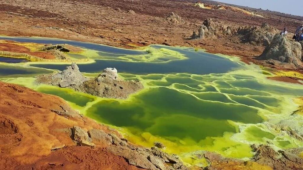 Dallol Ethiopia landscape với các hồ axit nhiều màu sắc và địa hình trông như hành tinh khác