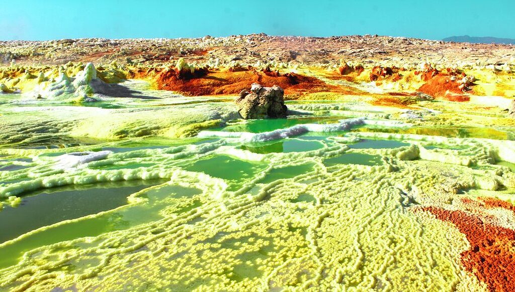 Hồ nước siêu axit tại Dallol Ethiopia với màu vàng, xanh và cam do khoáng chất tạo thành