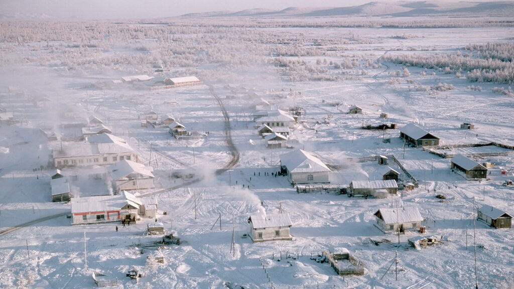 Ngôi làng Oymyakon với bảng nhiệt độ âm sâu, khói trắng từ hơi thở trong không khí lạnh cực độ