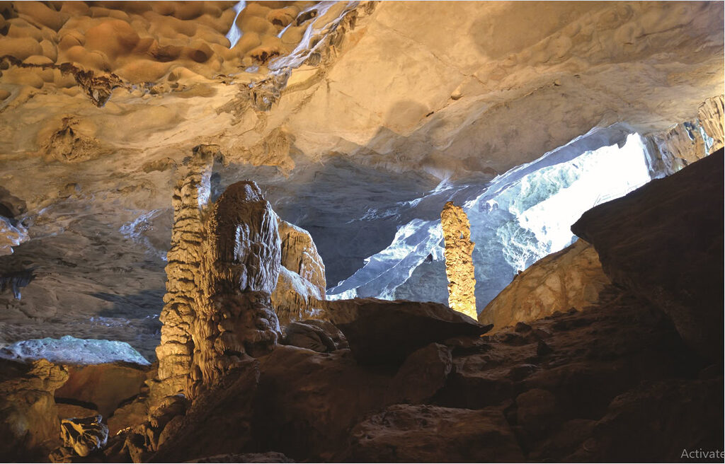 hang động karst bên trong đảo đá vôi vịnh Hạ Long