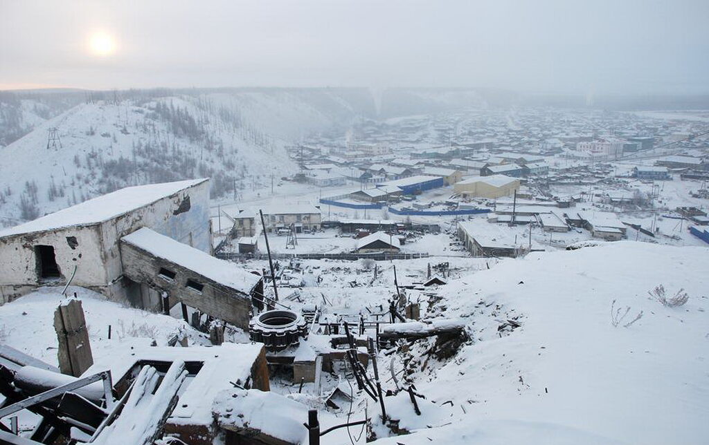 Thành phố Yakutsk chìm trong băng giá mùa đông, xe cộ và nhà cửa phủ tuyết dày dưới nhiệt độ âm sâu