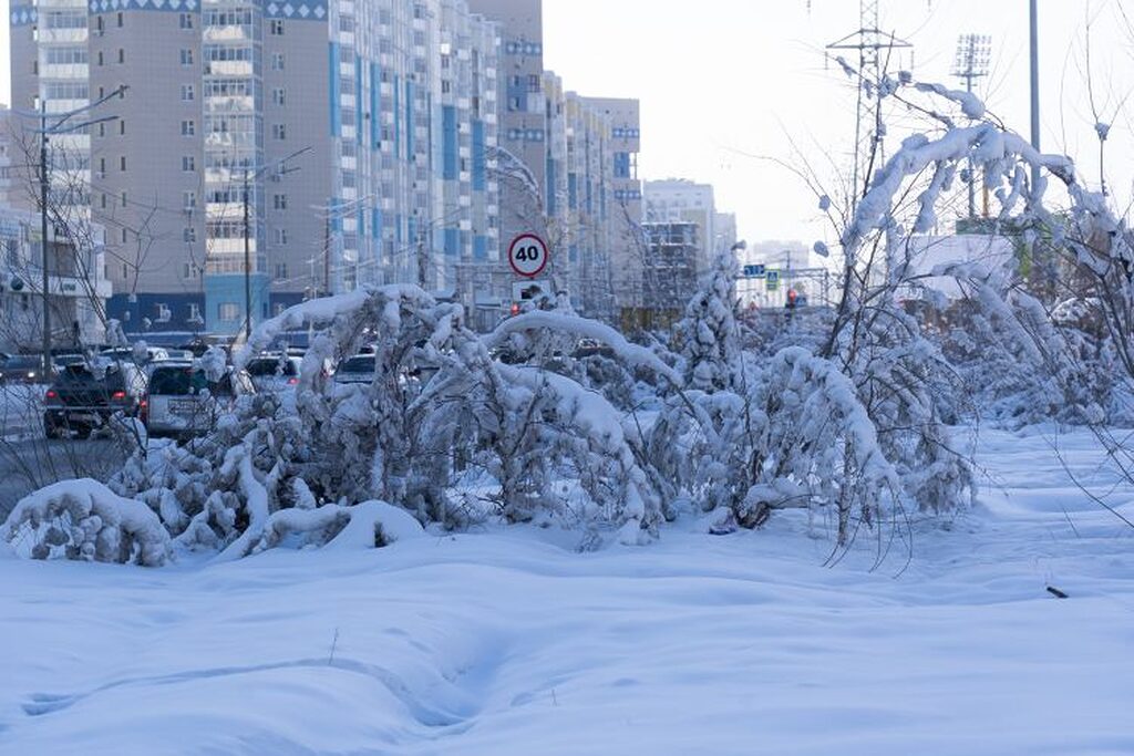 Thành phố Yakutsk chìm trong băng giá mùa đông, xe cộ và nhà cửa phủ tuyết dày dưới nhiệt độ âm sâu