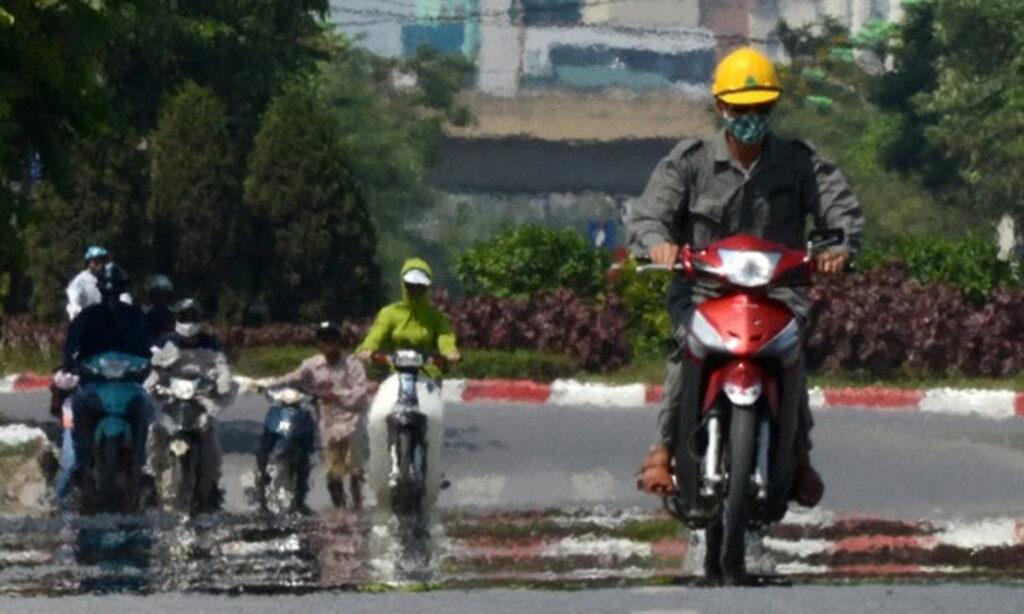 ảo ảnh nhiệt - thứ bạn nhìn thấy là ánh sáng từ bầu trời bị bẻ cong trước khi chạm đất