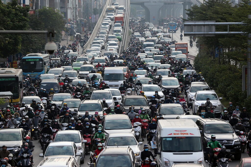 xe cộ chen chúc giữa trưa làm cái nóng thêm khó chịu