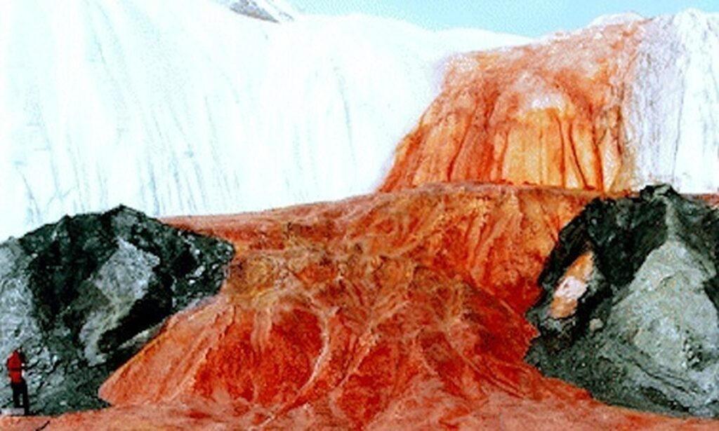 Blood Falls Antarctica dòng nước đỏ bí ẩn chảy ra từ lòng băng hàng triệu năm